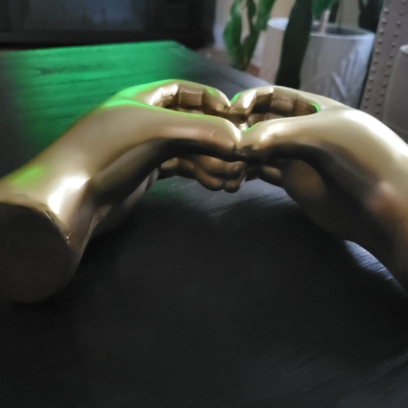 Gold hand heart sculpture - Picture 2 of 3